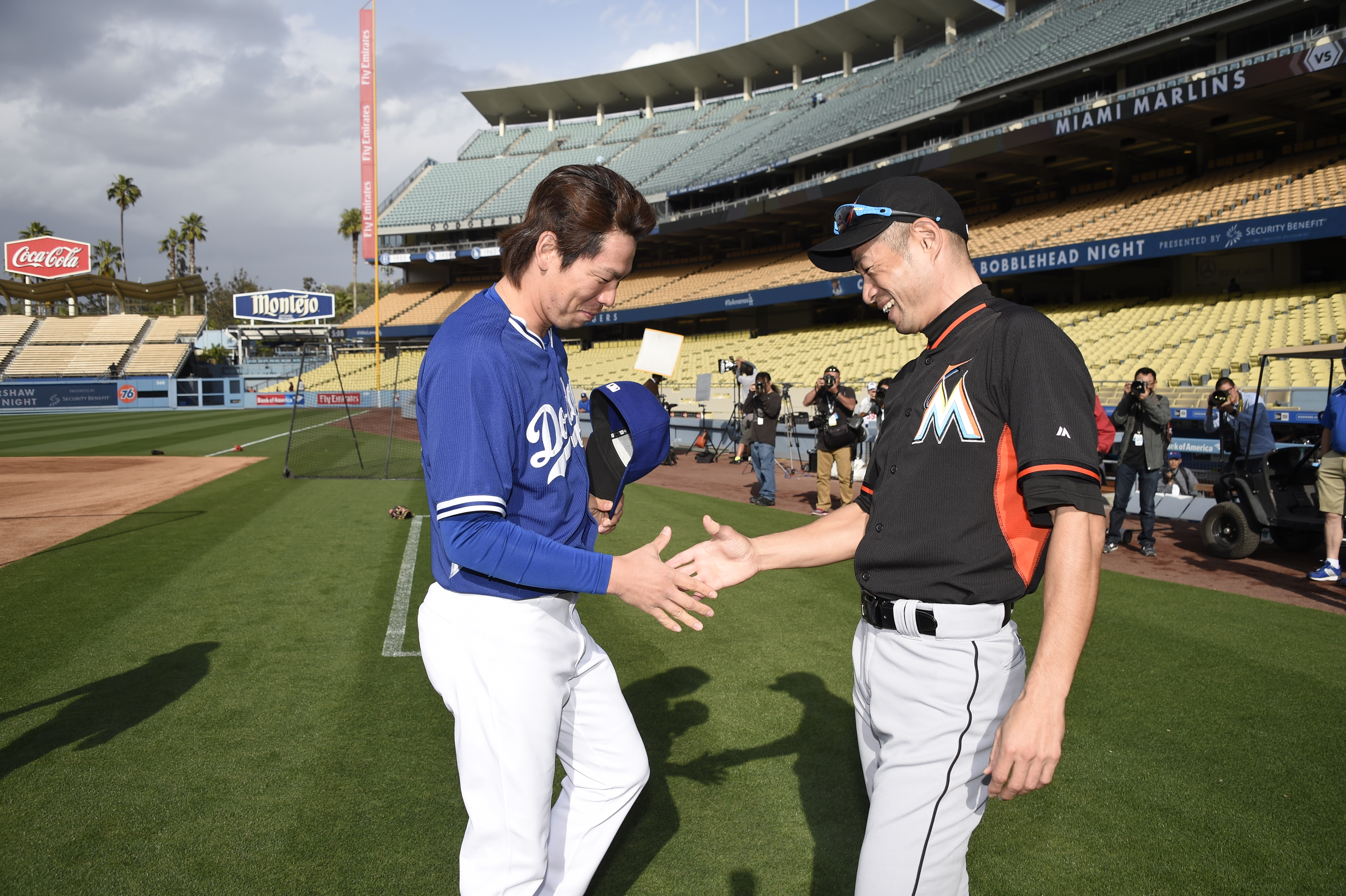 Kenta Maeda meets Ichiro on Monday. (Jon SooHoo/Los Angeles Dodgers)